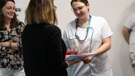 Remise des prix du concours « Dessine-moi un côlon » auprès des équipes soignantes